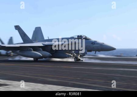 181121-N-IG 466-0263 MITTELMEER (Nov. 21, 2018) Eine F/A-18E Super Hornet, die "Sunliners" von Strike Fighter Squadron (VFA) 81, startet von der Nimitz-Klasse Flugzeugträger USS Harry S. Truman (CVN 75). Die derzeit in den USA Sechste Flotte Bereich der Operationen, Harry S. Truman wird zur Förderung der Zusammenarbeit mit den regionalen Verbündeten und Partnern fortsetzen, Stärkung der regionalen Stabilität, und wachsam bleiben, agil und dynamisch. (U.S. Marine Foto von Mass Communication Specialist 3. Klasse Adelola Tinubu/Freigegeben) Stockfoto