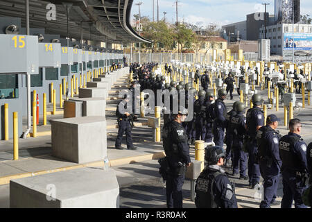 CBP Offiziere aus dem Amt des Field Operations, und Agenten aus der US Border Patrol und Luft und Marine Operationen ausführen einer geplanten Bereitschaft Übung im San Ysidro Einfuhrhafen. Die Übung ist so konzipiert, Bereitschaft zu bewerten und die Möglichkeiten des CBP Einrichtungen bewerten notwendigen Vorbereitungen zu treffen. November 22, 2018. CBP Foto von Shawn Moore. Stockfoto