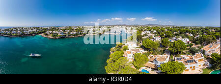 Spanien, Balearen, Mallorca, Küste von Cala d'Or und die Bucht Cala Ferrera, Ferienwohnungen und Villen Stockfoto