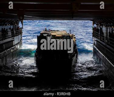 181119-N-XK 398-1064 GEWÄSSERN VOR DER KÜSTE VON TINIAN (Nov. 19, 2018) Die Landing Craft, Utility (LCU) 1634 tritt das Deck des Amphibischen dock Landung Schiff USS Ashland (LSD 48) Ausrüstung und Zubehör für Verteidigung Unterstützung der zivilen Behörden (DSCA) Bemühungen zur backload. Matrosen und Marines von Ashland, Commander, Amphibischen Squadron 11, vorgesehenen Verteidigungsministerium zum Commonwealth von zivilen und lokalen Beamten der Nördlichen Marianen' Support als Teil der FEMA-unterstützte Typhoon Yutu Wiederaufnahme Bemühungen. (U.S. Marine Foto von Mass Communication Specialist 2. Klasse Stockfoto