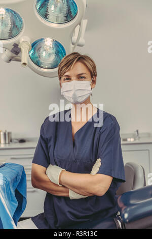 Zahnarzt tragen Mundschutz, Porträt Stockfoto