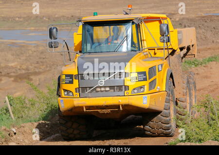 Ein Volvo 30 Gelenkmuldenkipper Arbeiten am Bau von Iport in Rossington, Doncaster, South Yorkshire Stockfoto