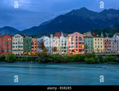 Gebäude auf dem Inn bei Dämmerung, Mariahilfer Straße Straße mit dem Karwendel, Maria Hilf, Innsbruck, Tirol, Österreich, Europa Stockfoto