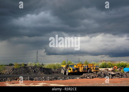 Moody's Himmel über Recycoal Kohle Recyclinganlage in Rossington, Doncaster, der jetzt abgerissen wurde, um Platz für neue zu machen. Stockfoto