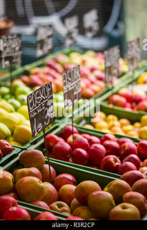 Österreich, Wien. Naschmarkt, Essen im Freien Markt, Äpfel Stockfoto