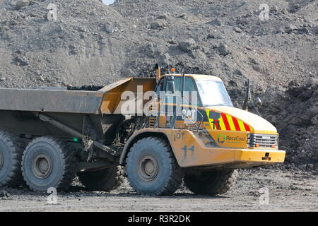 Ein Caterpillar 740 Gelenkmuldenkipper arbeiten vor Ort an Recycoal Kohle Recyclinganlage in Rossington, Doncaster, der jetzt abgerissen wurde. Stockfoto