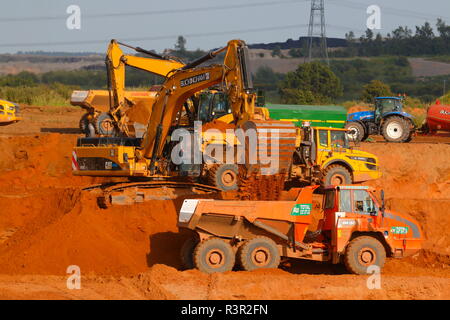 Maschinen bei der Arbeit auf dem Bau von Iport in Doncaster, South Yorkshire Stockfoto