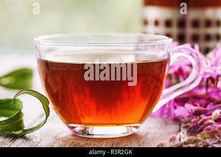 Kräutertee trinken Ivan - Tee in eine transparente Schale close-up auf hölzernen Tisch Stockfoto