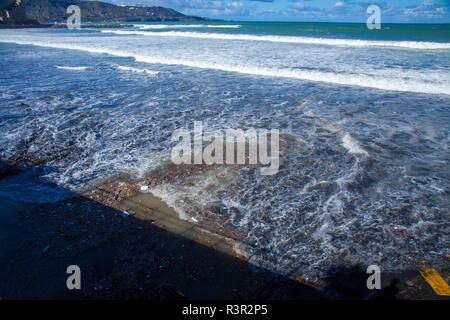 LAS PALMAS, Spanien - 23 NOVEMBER: Wasser ist aufgewühlt und voller Müll durch das Regenwasser ablaufen am Las Canteras Strand der Stadt nach einem Sturm auf Nov Stockfoto