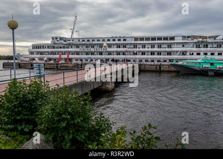 Das Freilichtmuseum von Kischi Insel auf See Onega, Russland. Kreuzfahrt Schiff angedockt am Steg. Stockfoto