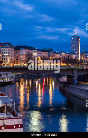 Österreich, Wien, die Skyline in der Dämmerung durch die Donau Kanal Stockfoto