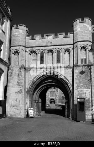 Die normannische Kathedrale Torhaus zu Peterborough, Cambridgeshire, England, Großbritannien Stockfoto