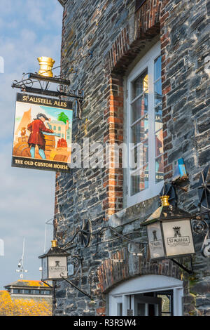 Die alten Custom House Pub Außen- und Inn Zeichen in Padstow, Cornwall, England Stockfoto