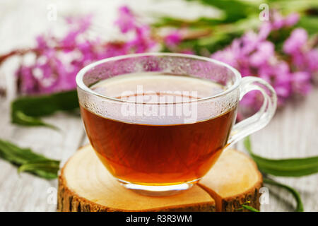 Traditionelle russische Kräutertee trinken Ivan - Tee in eine transparente Schale close-up auf hölzernen Tisch Stockfoto