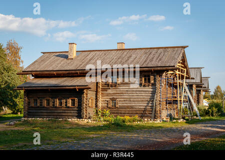 Eine traditionelle multi-purpose Gebäude aus Holz durchläuft Renovierung im Verkhniye Mandrogi, Russland. Ein Handwerk und Museum touristische Dorf am Fluss Svir. Stockfoto