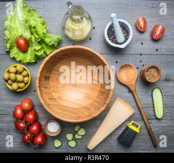 Zutaten Zubereitung gesunder Nahrung, Salat, Oliven, Tomaten, Gurken, Parmesan, reibe, Gewürze und Olivenöl in einem Dekanter, l Stockfoto