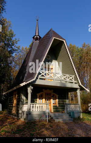 Traditionell aus Holz Waldhütte in Verkhniye Mandrogi, Russland gebaut. Ein Handwerk und Museum Attraktion im Norden Rußlands auf dem Fluss Svir. Stockfoto