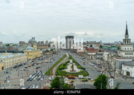 Moskau, Russland - 10. Juni 2017: komsomolskaja Platz, berühmten Drei Station Square, mit viel Verkehr in natürlichem Licht an einem bewölkten Tag, tagsüber Stockfoto