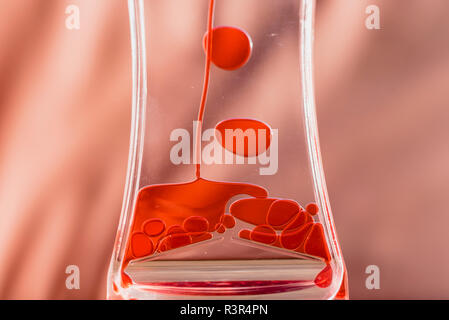 Rote Tropfen ähnlich wie Blut in das Wasser fällt. Stockfoto