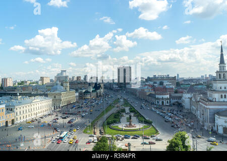 Moskau, Russland - 11. Juni 2017: komsomolskaja Platz, berühmten Drei Station Square, mit viel Verkehr in natürlichem Licht an einem sonnigen Tag, tagsüber Stockfoto