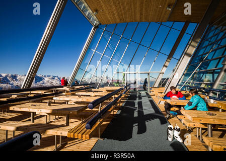 Österreich, Tirol, Axamer Lizum, hosting Dorf der 1964 und 1976 Winter Olympics, hoadl Haus Restaurant Essbereich (2340 m) Stockfoto