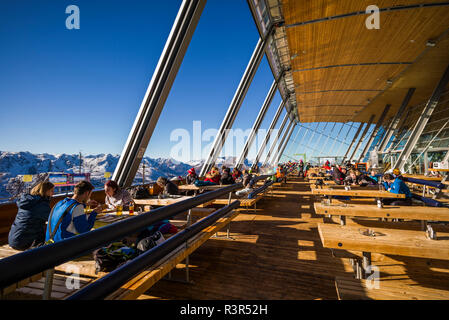 Österreich, Tirol, Axamer Lizum, hosting Dorf der 1964 und 1976 Winter Olympics, hoadl Haus Restaurant Essbereich (2340 m) Stockfoto