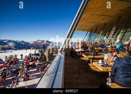 Österreich, Tirol, Axamer Lizum, hosting Dorf der 1964 und 1976 Winter Olympics, hoadl Haus Restaurant Essbereich (2340 m) Stockfoto