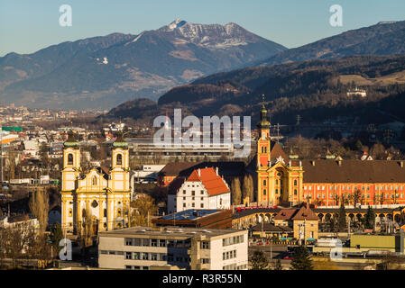 Österreich, Tirol, Innsbruck der Basilika Wilten und die Stiftskirche Wilten bei Sonnenuntergang Stockfoto