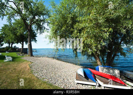 Kajaks und Adirondack Stühle entlang der Ufer des Cayuga Lake, in der Finger Lakes Region, Aurora, New York, USA Stockfoto