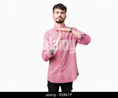 Jungen gutaussehenden Mann mit rosa Shirt über isolierte Hintergrund tun time out Geste mit den Händen, frustriert und ernstes Gesicht Stockfoto