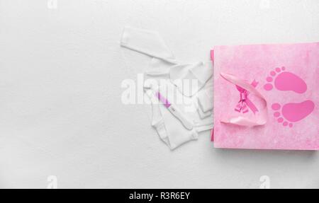 Eingestellt von Kinderbekleidung im Geschenkbeutel. Stockfoto