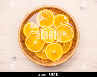 Sommer Punch von geschnittenen Orangen und Wein in eine hölzerne Schüssel auf einem weißen rustikalen Holztisch, Ansicht von oben Stockfoto