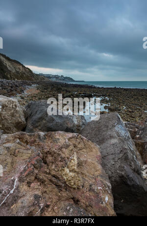 Ventnor Beach auf der Insel Wight. Atmosphärische Meereslandschaft mit großen Felsen auf einer Vari Strand mit einem stürmischen Himmel. Stockfoto