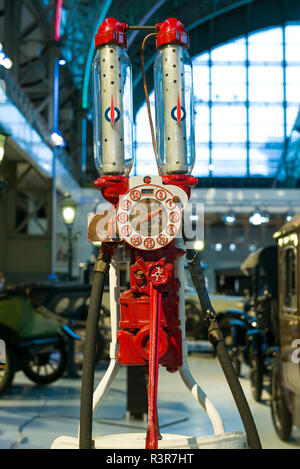 Belgien, Brüssel. Autoworld, einer der größten Automobil Museum in Europa, 1930er-Ära Benzin pumpe Stockfoto