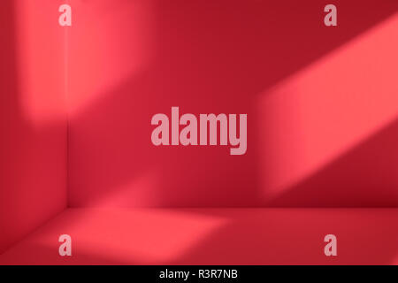 Leere Ecke des Roten Zimmer Fenster mit tiefen Schatten. Minimalistischer Raumkonzept Stockfoto
