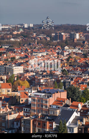 Belgien, Brüssel. Koekelberg, Basilique Nationale du Sacre-Coeur Basilika, erhöhte City Skyline Blick vom Dach in Richtung des Atomiums in Heysel. Stockfoto