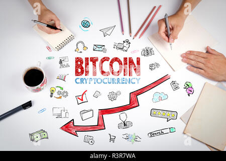 Bitcoin Preis crash Konzept mit Symbolen. Die Sitzung im Weißen office Tabelle Stockfoto