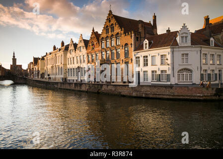 Belgien, Brügge. Am Kanal gelegenes Gebäude bei Sonnenuntergang Stockfoto