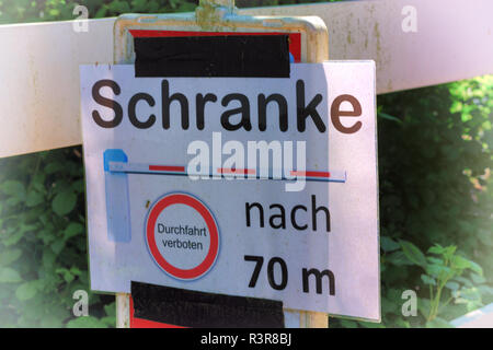 Vorsicht barrier Zeichen oder Verkehrszeichen mit Inschrift - Vorsicht schranke Passage mit Vignette Objektiv verboten Stockfoto