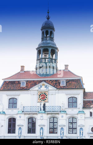 Lüneburg, Niedersachsen, Deutschland - 27. Juli 2018: Vintage street Lampe Laterne mit Blumenbeet. Historisches Rathaus im Hintergrund in Lüneburg Deutsch Stockfoto