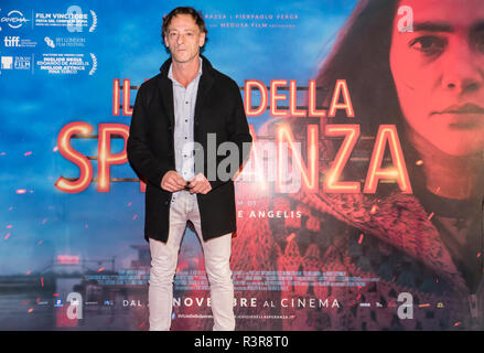 Caserta, Italien. 22 Nov, 2018. War gestern in Caserta am Duell Dorf die Pressekonferenz und die nationale Premiere des Films von Regisseur Casertano Edoardo De Angelis, Sieger der BNL öffentliche Verleihung im Rome Film Festival 2018 statt. Credit: Sonia Brandolone/Pacific Press/Alamy leben Nachrichten Stockfoto