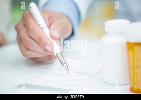Apotheker schreiben Rezept in der Apotheke. Stockfoto