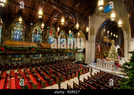 Das Heiligtum an der ersten presbyterianischen Kirche in der Innenstadt von Pittsburgh ist weihnachtlich dekoriert. Tiffany Glasfenster. Stockfoto