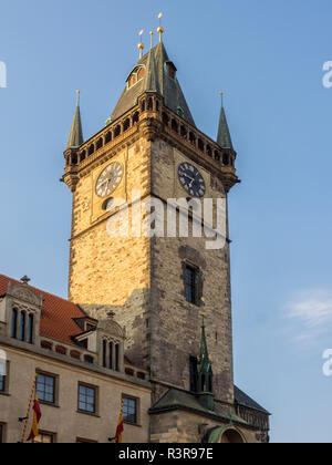 Tschechische Republik, Prag. Kirchturm und Turm der astronomischen Uhr Orloj in der Altstadt von Prag. Stockfoto