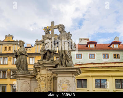 Tschechische Republik, Prag. Religiöse Statuen auf der Karlsbrücke Stockfoto