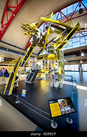 "Roboter Skulptur Arch "Einbindung der Pittsburgh Brücken von Glenn Kaino auf Anzeige an Pittsburgh International Airport, Pittsburgh, PA USA Stockfoto