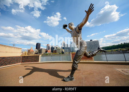 Eine Bronzestatue außerhalb PNC Park auf mazeroski Weise zeigt die Ähnlichkeit mit dem legendären Piraten zweite Basisspieler Rundung der Basen, Pittsburgh, PA, USA Stockfoto