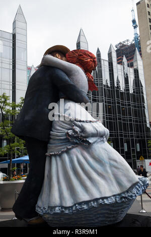 Seward Johnson's Skulptur, "eine Wende des Jahrhunderts", auf der PPG. Die Statue, die in anderen Städten angezeigt wurde, ist auf einem 18 basieren Stockfoto