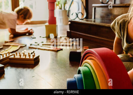 Kinder spielen mit Holz- Rainbow waldorf Montessori Stockfoto