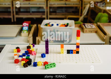 Montessori Material, Spiel hinaus, in bunten Kunststoff Bausteine zu lernen, innerhalb einer Montessori Schule. Stockfoto